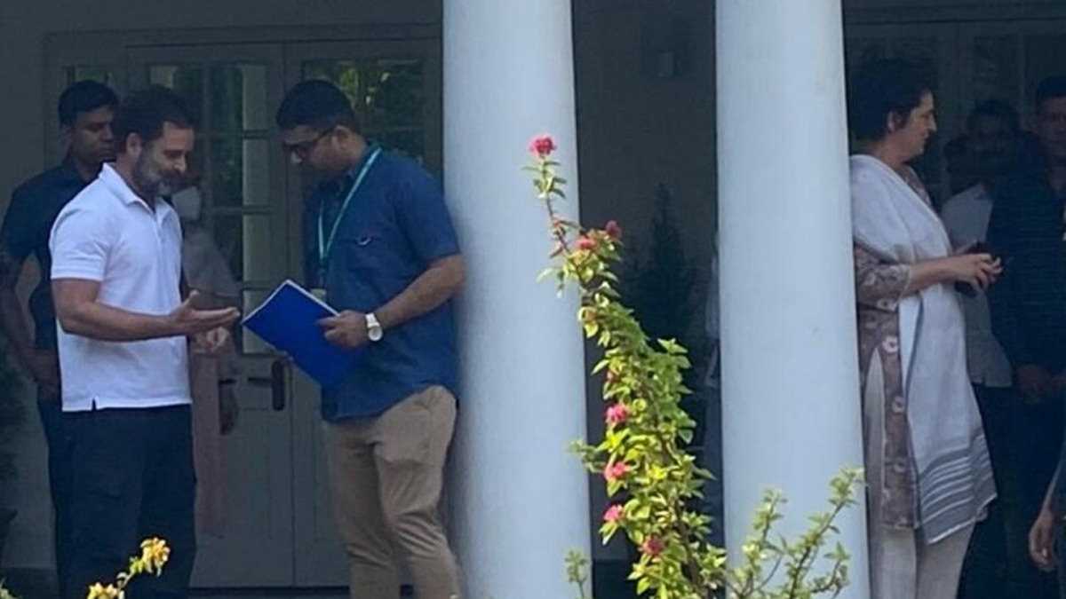 राहुल ने घर की चाबी अधिकारियों को सौंपी, बोले- सच बोलने की कीमत चुकाई